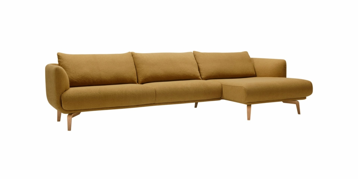 Découvrez le canapé d'angle moderne jaune moutarde avec pieds en bois, d'une qualité irréprochable. Parfaitement adapté à tout showroom chic, il se détache brillamment sur un fond blanc immaculé. Canape Paris by Atelier Bis