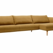 Découvrez le canapé d'angle moderne jaune moutarde avec pieds en bois, d'une qualité irréprochable. Parfaitement adapté à tout showroom chic, il se détache brillamment sur un fond blanc immaculé. Canape Paris by Atelier Bis