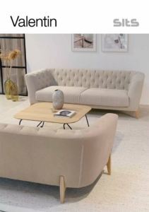 Deux canapés capitonnés beiges autour d'une table basse en bois dans une pièce lumineuse ornée d'œuvres d'art murales et de vases décoratifs, offrant une ambiance d'une qualité exquise. Canape Paris by Atelier Bis