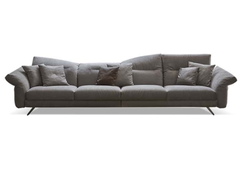 Élégant et moderne, ce canapé gris quatre places avec six coussins assortis est doté d'accoudoirs inclinés et de pieds en métal noir. Un mélange parfait de prix et de qualité, il apporte une touche de chic parisien à tout espace de vie. Canape Paris by Atelier Bis