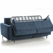 Partiellement déplié dans notre showroom parisien, ce canapé convertible bleu dévoile sa structure métallique robuste et son mécanisme de matelas de haute qualité. Canape Paris by Atelier Bis