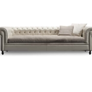 Un canapé Chesterfield beige capitonné avec deux coussins sur fond blanc présente une qualité supérieure, ce qui le rend parfait pour tout showroom élégant. Canape Paris by Atelier Bis