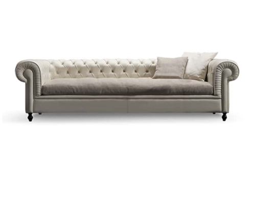 Un canapé Chesterfield beige capitonné avec deux coussins sur fond blanc présente une qualité supérieure, ce qui le rend parfait pour tout showroom élégant. Canape Paris by Atelier Bis