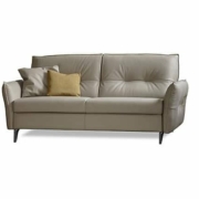 Canapé gris avec pieds noirs, accentué par un coussin jaune et un coussin gris sur le côté gauche, mettant en valeur une belle qualité. Canape Paris by Atelier Bis