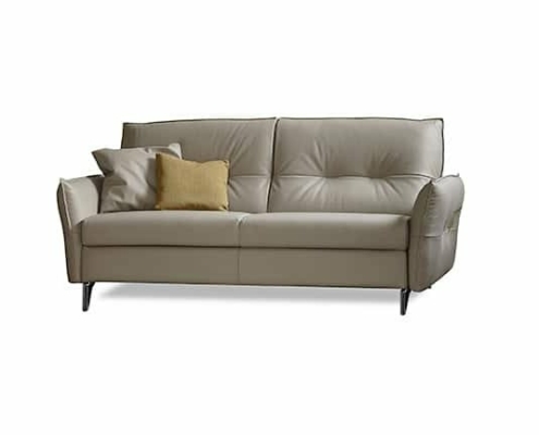 Canapé gris avec pieds noirs, accentué par un coussin jaune et un coussin gris sur le côté gauche, mettant en valeur une belle qualité. Canape Paris by Atelier Bis