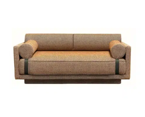 Un canapé moderne marron avec des coussins rectangulaires et des accoudoirs cylindriques se dresse élégamment sur un fond blanc, rappelant un showroom parisien élégant. Canape Paris by Atelier Bis