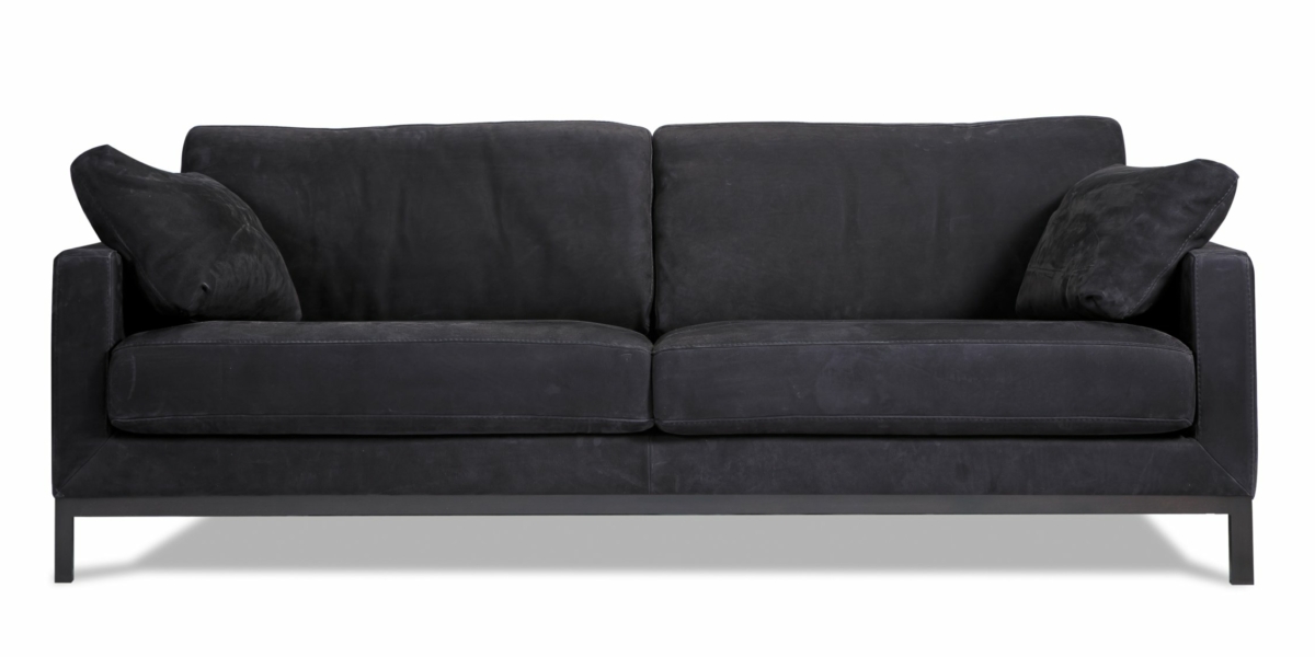 Un canapé noir et moderne avec deux coussins, vu de face, respire la qualité d'une salle d'exposition avec son design épuré. Canape Paris by Atelier Bis