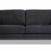 Un canapé noir et moderne avec deux coussins, vu de face, respire la qualité d'une salle d'exposition avec son design épuré. Canape Paris by Atelier Bis