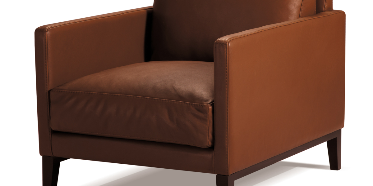 Fauteuil en cuir marron avec assise et dossier rembourrés, doté de pieds en bois, rappelant le style parisien classique. Canape Paris by Atelier Bis