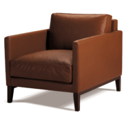 Fauteuil en cuir marron avec assise et dossier rembourrés, doté de pieds en bois, rappelant le style parisien classique. Canape Paris by Atelier Bis