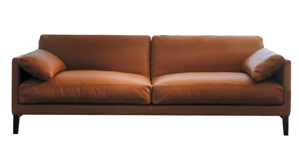 Un canapé en cuir marron avec accoudoirs carrés et deux coussins d'assise, sur fond blanc immaculé, incarne l'élégance d'un showroom parisien. Canape Paris by Atelier Bis