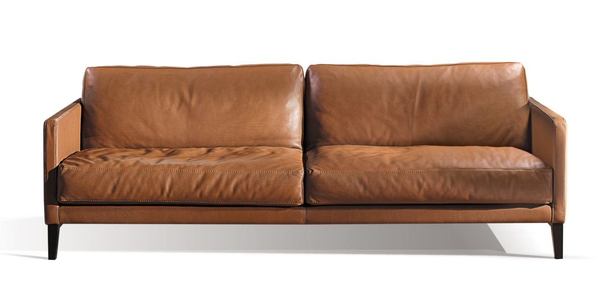 Découvrez l'élégant canapé en cuir marron doté de deux grands coussins et de pieds noirs élégants, parfait pour votre salon d'inspiration parisienne ou votre showroom chic. Canape Paris by Atelier Bis