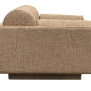 Vue latérale d'un canapé beige moderne avec des accoudoirs moelleux et un design minimaliste, parfait pour ajouter une touche d'élégance parisienne à n'importe quelle pièce. Canape Paris by Atelier Bis