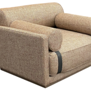 Un fauteuil beige texturé avec des coussins cylindriques et des accents de sangles noires sur les accoudoirs est parfait pour n'importe quelle salle d'exposition. Canape Paris by Atelier Bis