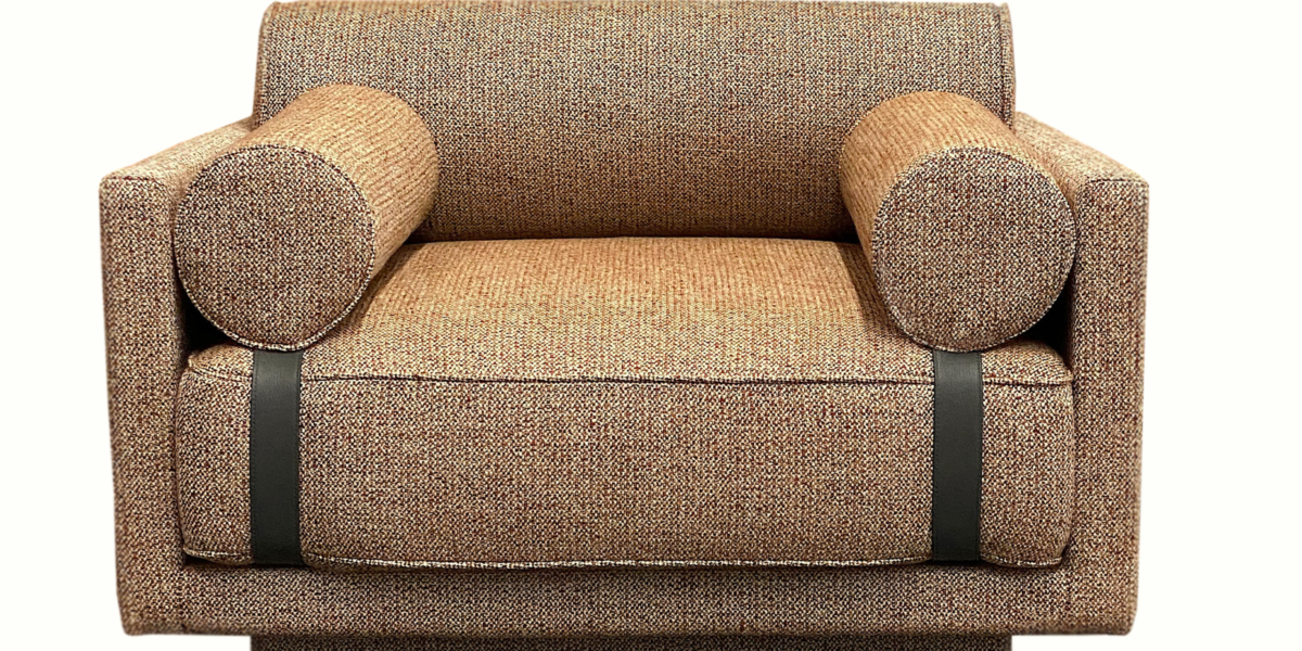 Un fauteuil texturé marron avec des accoudoirs cylindriques et un détail de sangle noire, exsudant l'élégance intemporelle d'un canapé parisien. Canape Paris by Atelier Bis