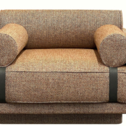 Un fauteuil texturé marron avec des accoudoirs cylindriques et un détail de sangle noire, exsudant l'élégance intemporelle d'un canapé parisien. Canape Paris by Atelier Bis