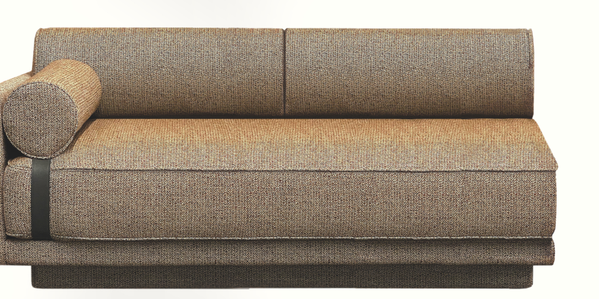 Canapé rembourré marron avec un coussin cylindrique, présentant un design minimaliste qui ne manquera pas de se démarquer dans n'importe quelle salle d'exposition. Canape Paris by Atelier Bis