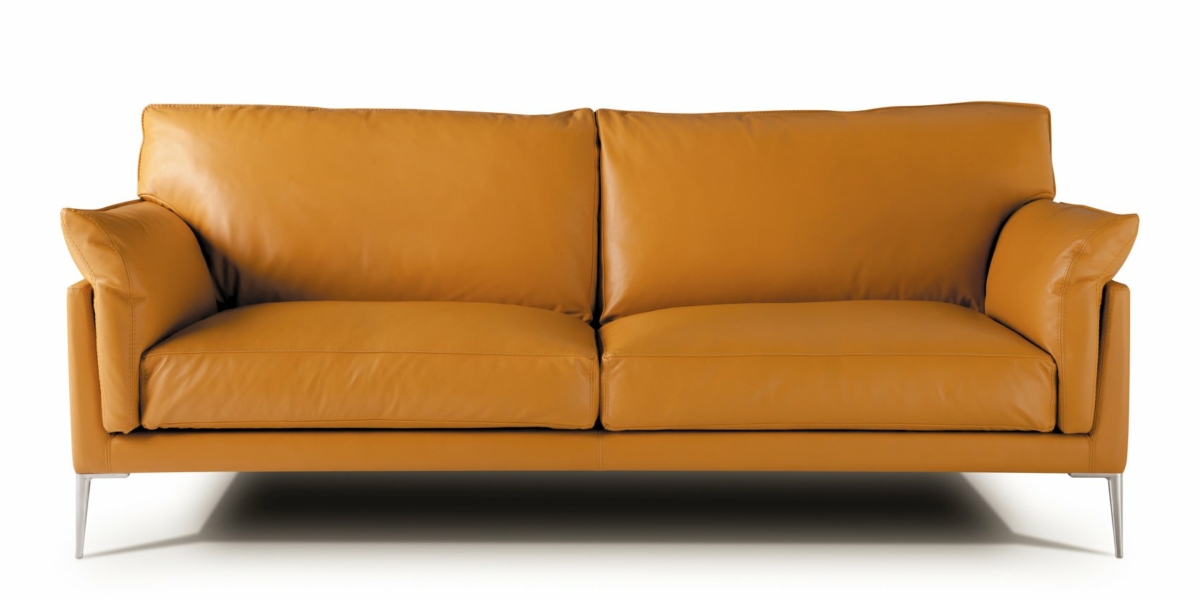 Découvrez le canapé en cuir marron de qualité showroom, doté de deux grands coussins sur un fond blanc immaculé, offrant à la fois un confort inégalé et un style intemporel. Canape Paris by Atelier Bis