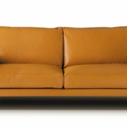 Découvrez le canapé en cuir marron de qualité showroom, doté de deux grands coussins sur un fond blanc immaculé, offrant à la fois un confort inégalé et un style intemporel. Canape Paris by Atelier Bis