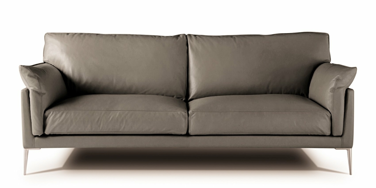 Un canapé moderne en cuir gris aux lignes épurées et aux pieds en métal évoque l'élégance de Paris sur un fond blanc. Canape Paris by Atelier Bis