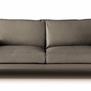 Un canapé moderne en cuir gris aux lignes épurées et aux pieds en métal évoque l'élégance de Paris sur un fond blanc. Canape Paris by Atelier Bis