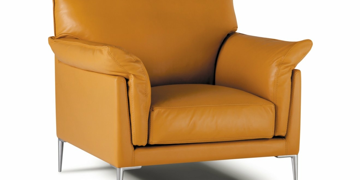 Fauteuil en cuir marron avec pieds en métal, mettant en valeur la qualité showroom avec son assise rembourrée et ses larges accoudoirs. Canape Paris by Atelier Bis