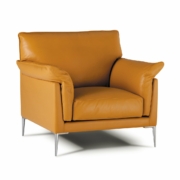 Fauteuil en cuir marron avec pieds en métal, mettant en valeur la qualité showroom avec son assise rembourrée et ses larges accoudoirs. Canape Paris by Atelier Bis