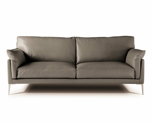 Découvrez notre canapé en cuir gris moderne, doté de coussins moelleux et de pieds fins en métal, idéal pour ajouter une touche d'élégance contemporaine. Parfaitement mis en valeur sur un fond blanc, il est prêt à voler la vedette dans n'importe quel showroom d'inspiration parisienne. Canape Paris by Atelier Bis