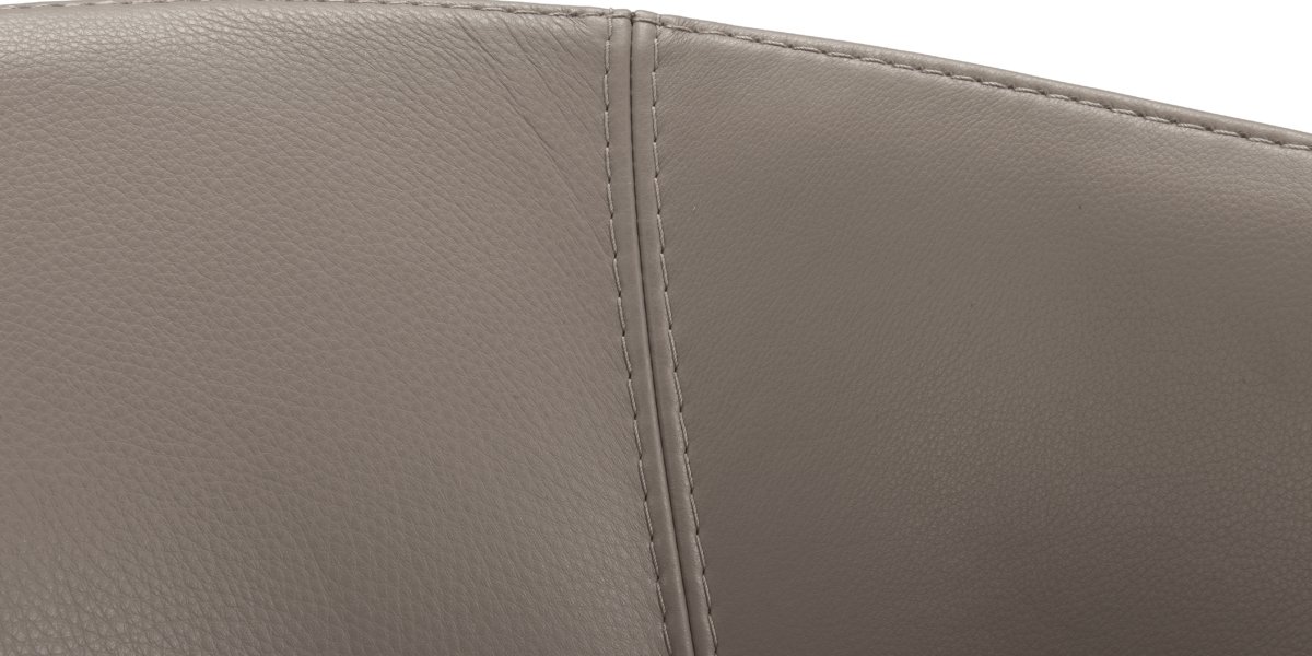 Gros plan d'un dossier de chaise en cuir gris avec des coutures détaillées, mettant en valeur un savoir-faire de qualité exquise. Canape Paris by Atelier Bis