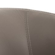 Gros plan d'un dossier de chaise en cuir gris avec des coutures détaillées, mettant en valeur un savoir-faire de qualité exquise. Canape Paris by Atelier Bis