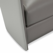 Gros plan d'un canapé d'angle en cuir gris avec des coutures rembourrées et un design minimaliste, parfait pour n'importe quel showroom parisien. Canape Paris by Atelier Bis