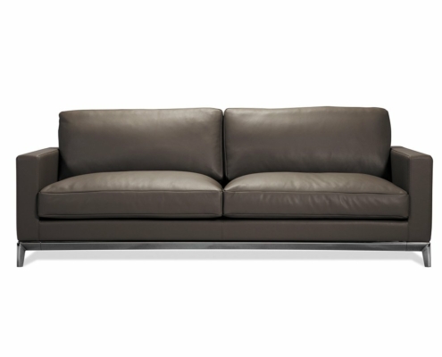 Découvrez le canapé en cuir marron foncé au design épuré et moderne avec pieds en métal, directement issu de notre showroom parisien. Expérimentez une qualité inégalée dans chaque détail. Canape Paris by Atelier Bis