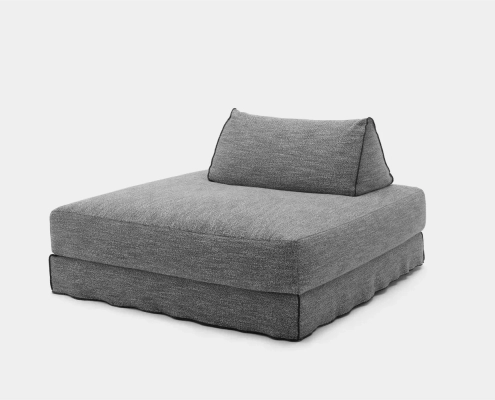 Chaise grise, moderne, sans accoudoirs, avec un coussin rectangulaire et un dossier assorti, parfaite pour un showroom parisien chic, sur fond blanc immaculé. Canape Paris by Atelier Bis