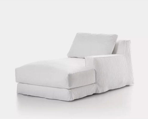 Chaise longue blanche élégante avec coussins moelleux sur fond uni, rappelant une vitrine chic de salle d'exposition parisienne. Canape Paris by Atelier Bis