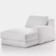Chaise longue blanche élégante avec coussins moelleux sur fond uni, rappelant une vitrine chic de salle d'exposition parisienne. Canape Paris by Atelier Bis