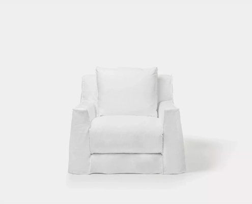 Fauteuil en lin blanc sur fond gris clair, rappelant l'élégance parisienne, incarnant un savoir-faire de qualité. Canape Paris by Atelier Bis