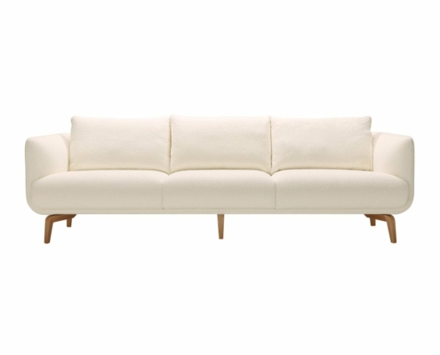 Un canapé trois places blanc et moderne avec des pieds en bois capture l'essence de l'élégance parisienne, sur un fond blanc immaculé. Canape Paris by Atelier Bis