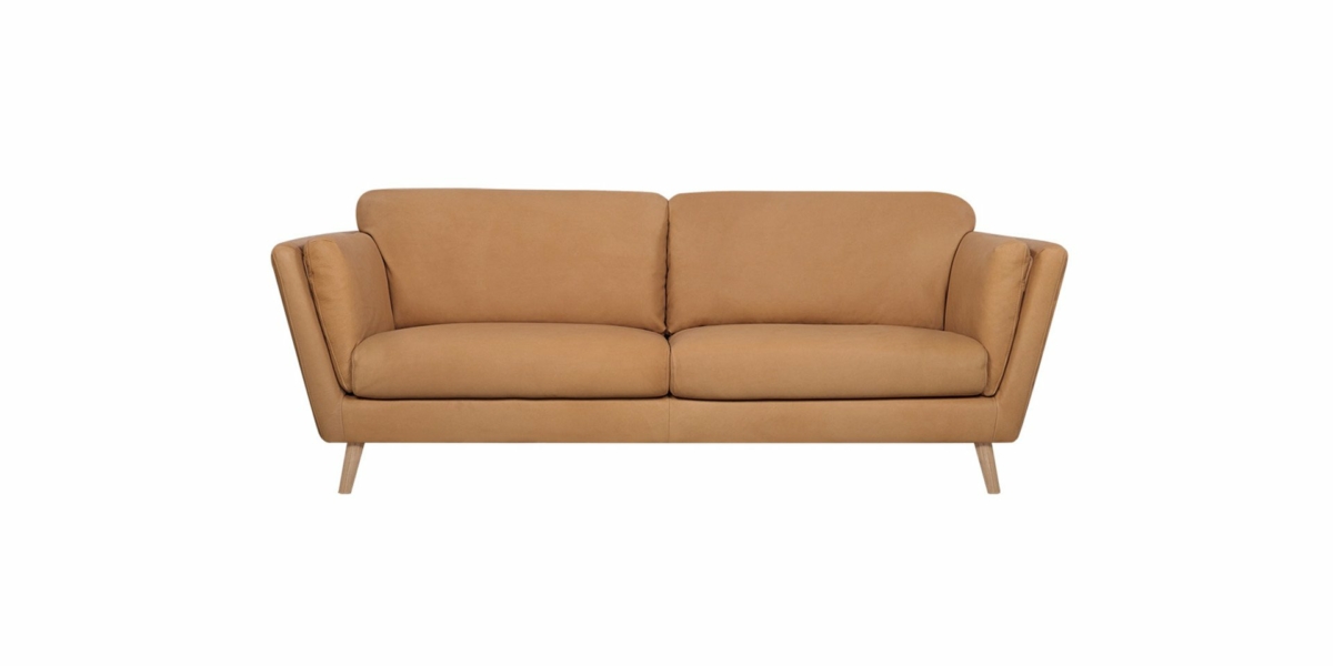 Un canapé deux places beige avec des coussins moelleux et des accoudoirs inclinés, dégageant une touche parisienne, posé sur des pieds en bois. Canape Paris by Atelier Bis