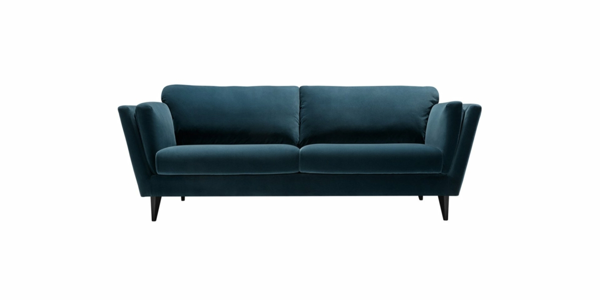 Canapé en velours bleu sarcelle foncé avec deux coussins d'assise, coussins de dossier inclinés et pieds fuselés noirs sur fond blanc. Canape Paris by Atelier Bis