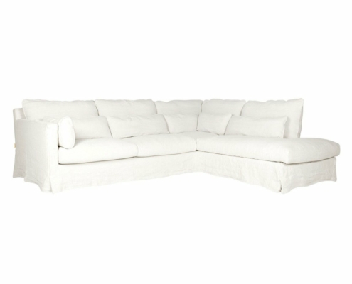 Canapé sectionnel blanc en L avec coussins moelleux et lignes épurées, offrant un mélange parfait de style et de confort qui fait écho à l'élégance chic de Paris. Canape Paris by Atelier Bis