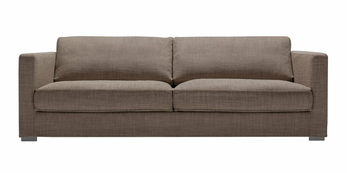 Canapé marron moderne au design rectangulaire, doté de deux coussins d'assise et d'accoudoirs de style bloc, élégamment présenté dans la salle d'exposition. Canape Paris by Atelier Bis