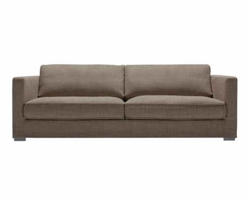 Canapé marron moderne au design rectangulaire, doté de deux coussins d'assise et d'accoudoirs de style bloc, élégamment présenté dans la salle d'exposition. Canape Paris by Atelier Bis