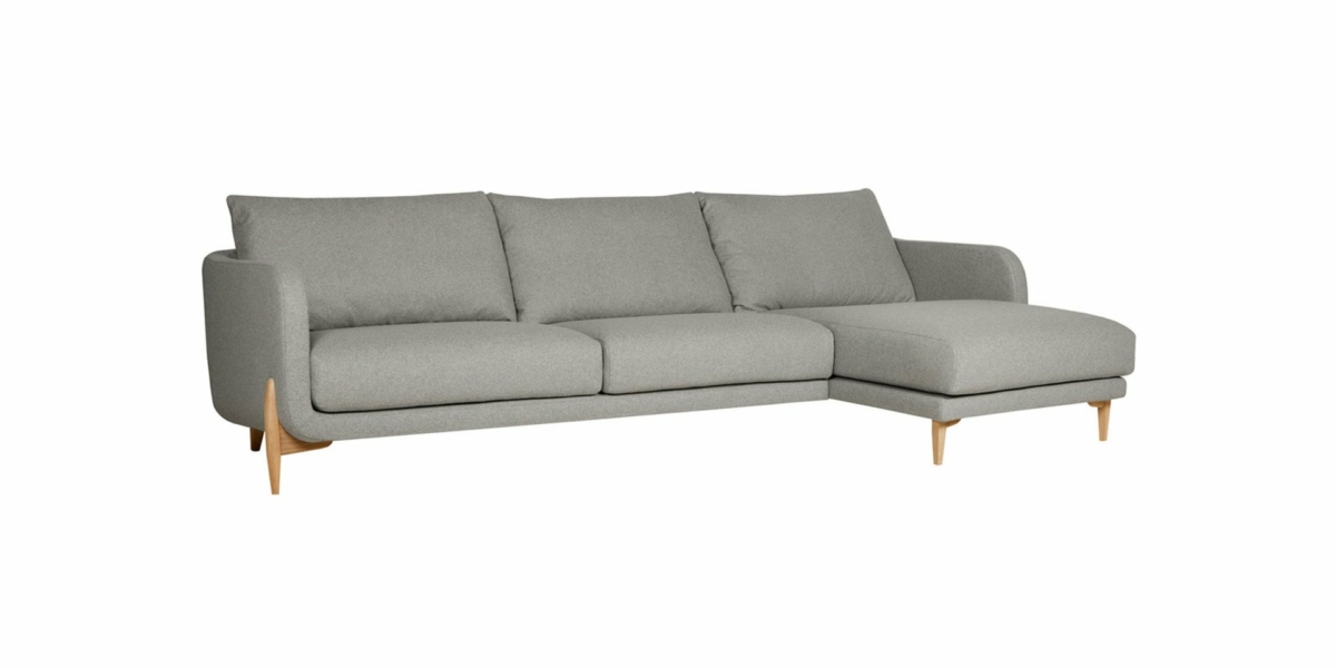 Canapé sectionnel gris avec pieds en bois, mettant en valeur trois coussins et une méridienne sur le côté droit ; un exemple parfait de design de qualité showroom. Canape Paris by Atelier Bis