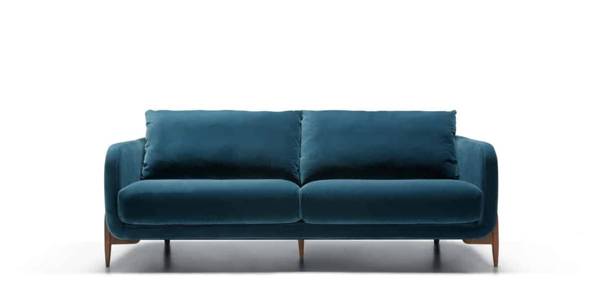 Un canapé moderne en velours bleu sarcelle foncé avec des accoudoirs ronds et des pieds en bois, reflétant la qualité parisienne sur un fond blanc uni. Canape Paris by Atelier Bis