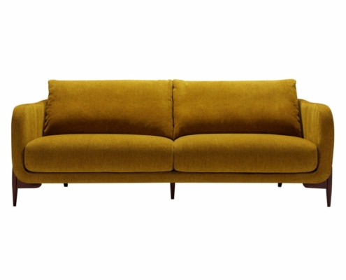 Canapé moderne jaune aux pieds en bois sur fond blanc, rappelant la décoration parisienne chic. Canape Paris by Atelier Bis