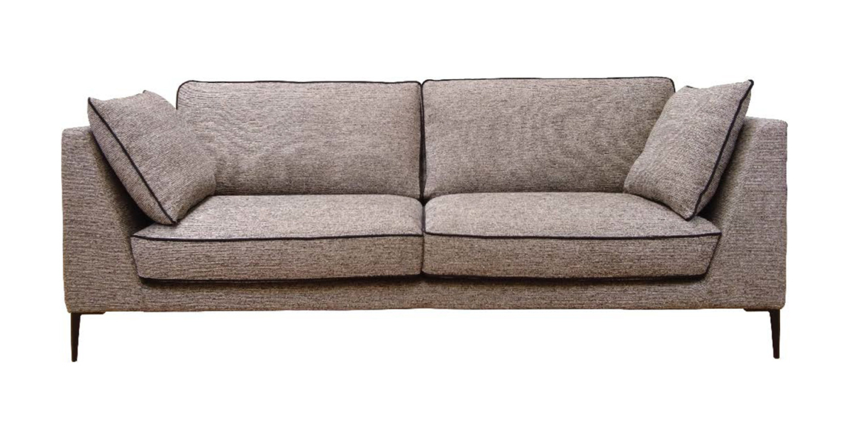 Un canapé gris moderne avec passepoil noir et deux grands coussins se dresse élégamment, comme s'il était prêt à être mis en valeur dans un showroom parisien, sur fond blanc immaculé. Canape Paris by Atelier Bis