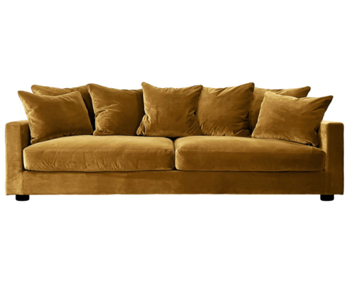 Un canapé en velours jaune moutarde avec cinq coussins repose élégamment sur un fond blanc immaculé, respirant à la fois le style et la qualité. Canape Paris by Atelier Bis