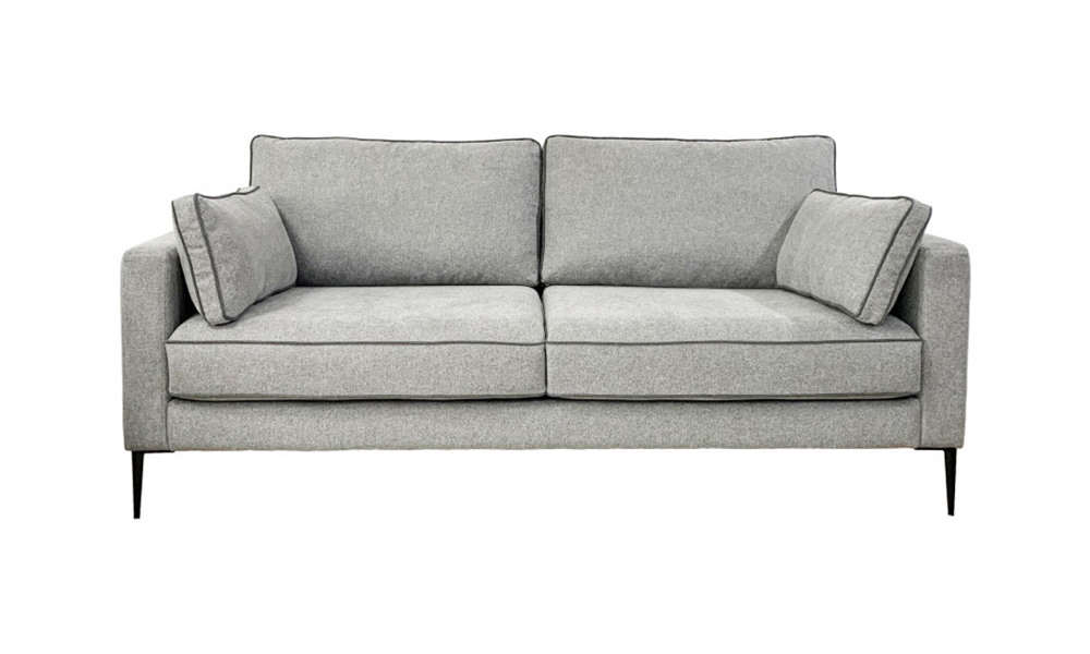 canape-4-places-peter-200-cm Ce canapé élégant présente un design rembourré gris avec deux coussins d'assise et des oreillers assortis, le tout soutenu par de fins pieds en métal. Fabriqué dans un souci de qualité parisienne, il apporte une touche de sophistication à n'importe quel espace. Canape Paris by Atelier Bis