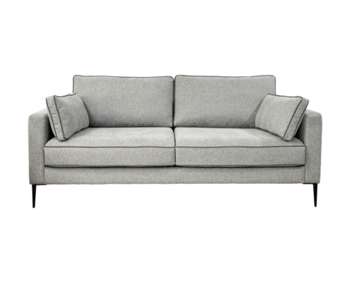 Ce canapé élégant présente un design rembourré gris avec deux coussins d'assise et des oreillers assortis, le tout soutenu par de fins pieds en métal. Fabriqué dans un souci de qualité parisienne, il apporte une touche de sophistication à n'importe quel espace. Canape Paris by Atelier Bis