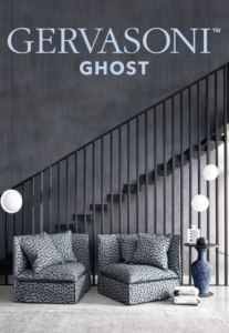 Deux fauteuils à motifs trônent à côté d'un escalier orné de globes lumineux, flanquant une table d'appoint sous le texte chic « GERVASONI GHOST » - une décoration intérieure qui semble tout droit sortie de Paris, mêlant style et élégance. Canape Paris by Atelier Bis